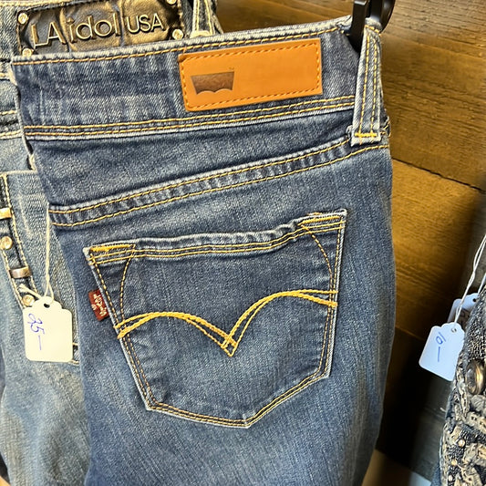 Levi Jeans Sz 28